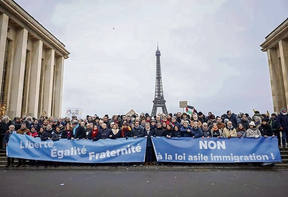Opositores a la ley de inmigración de Francia protestan en la Plaza Trocadero cerca de la Torre Eiffel en París, en enero de 2024. Foto: AP