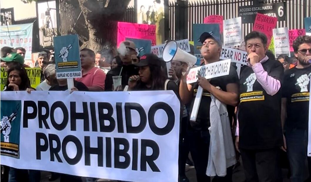 Juan José Cirión Lee, presidente de la organización México y el Mundo Vapeando, aseguró que están violando los derechos humanos de los usuarios de los dispositivos. Foto: Yalina Ruiz/EL UNIVERSAL