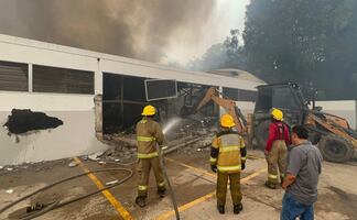 Incendio consume bodega de plásticos en Villahermosa, Tabasco; no se reportan personas lesionadas ni víctimas mortales