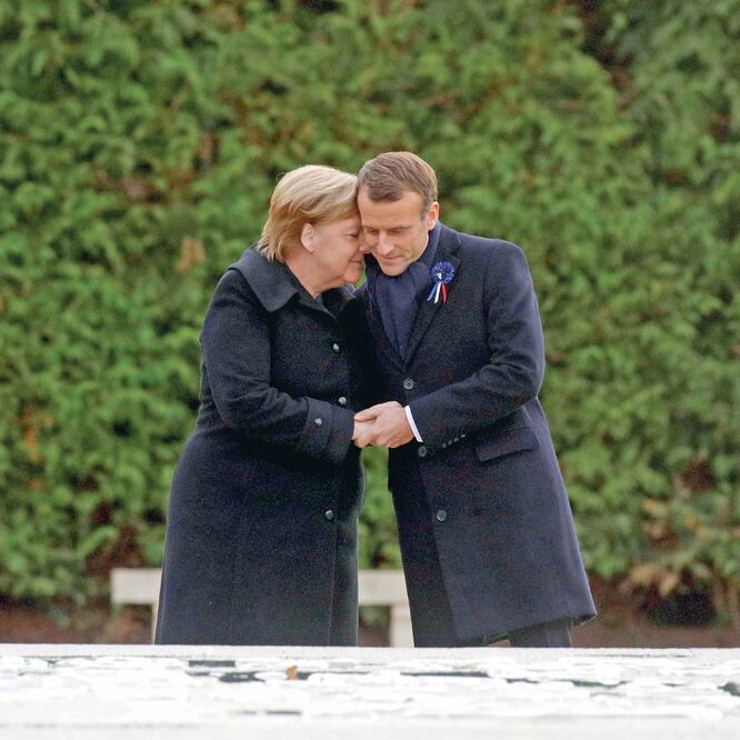 Unidad. Merkel y Macron juntaron sus cabezas donde los alemanes y los aliados pactaron la paz en 1918. Foto: PHILIPPE WOJAZER. AP