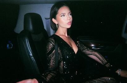 Ángela Aguilar deslumbra con peinado al estilo Jackie Kennedy