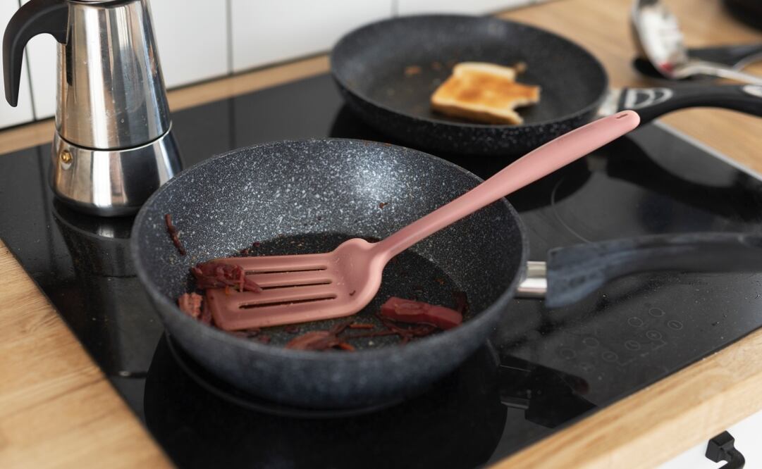 Lava los trastes con delicadeza para no dañar sus materiales. Foto: Freepik