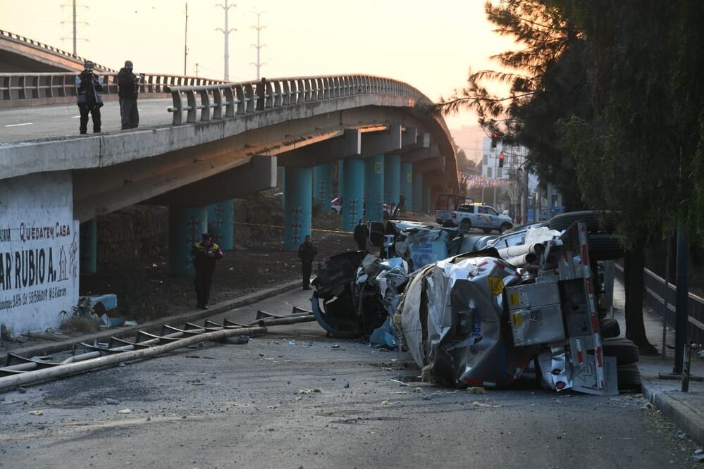 El vehículo cayó del puente, en Periférico-Río de los Remedios. Foto: Hugo García / EL UNIVERSAL 
