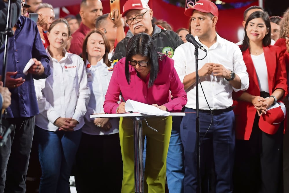 Delcy Rodríguez, mandataria encargada venezolana, firma la reforma de Ley de Hidrocarburos. Foto: EFE