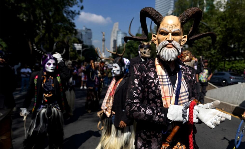 La megacalenda de pueblos indígenas se desplazó del Ángel de la Independencia sobre avenida Paseo de la Reforma al Zócalo de la Ciudad de México, el 9 de agosto de 2025. Foto Hugo Salvador/EL UNIVERSAL