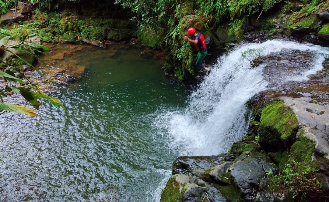 Las Tres Caídas es una cascada desde donde puedes saltar a una poza cristalina. Foto: Cortesía Descubre Cuetzalan