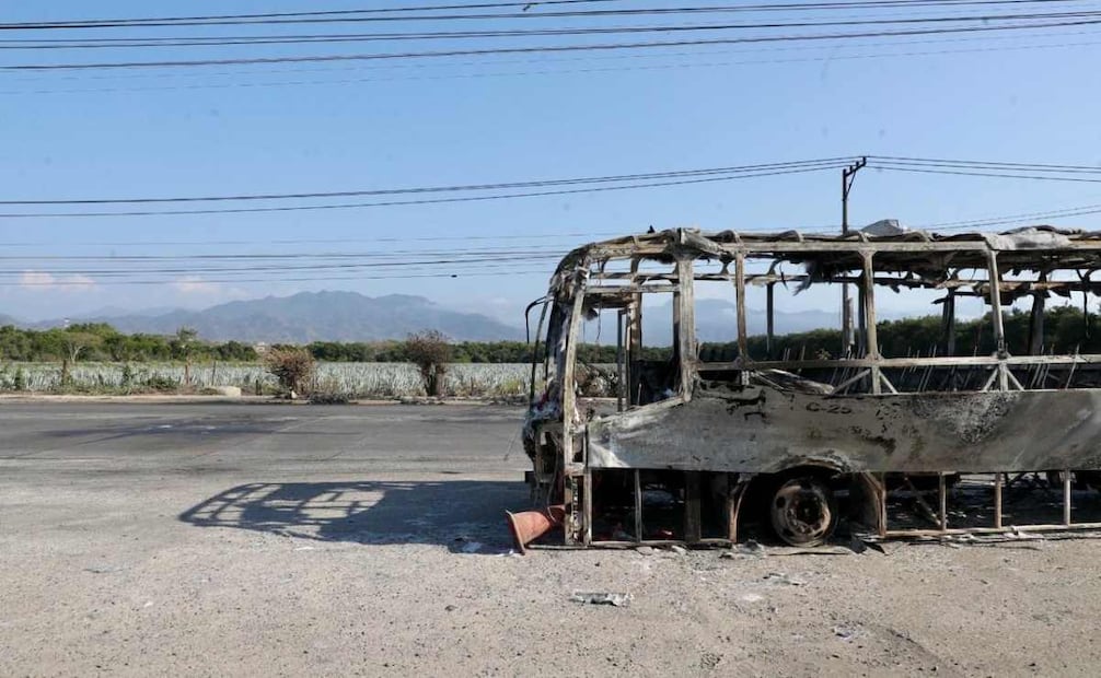 La violencia alcanzó la carretera 544, que conecta Puerto Vallarta con Mascota, a la altura de la delegación de Ixtapa, donde una gasolinera fue atacada a balazos e incendiada (25/02/26). Foto: Juan Carlos Williams/ EL UNIVERSAL