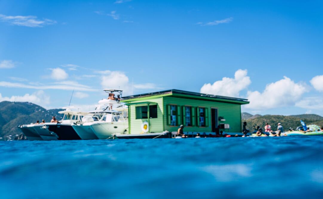 El bar flotante puede atender a quienes llegan nadando o en bote. (Foto: Lime Out)