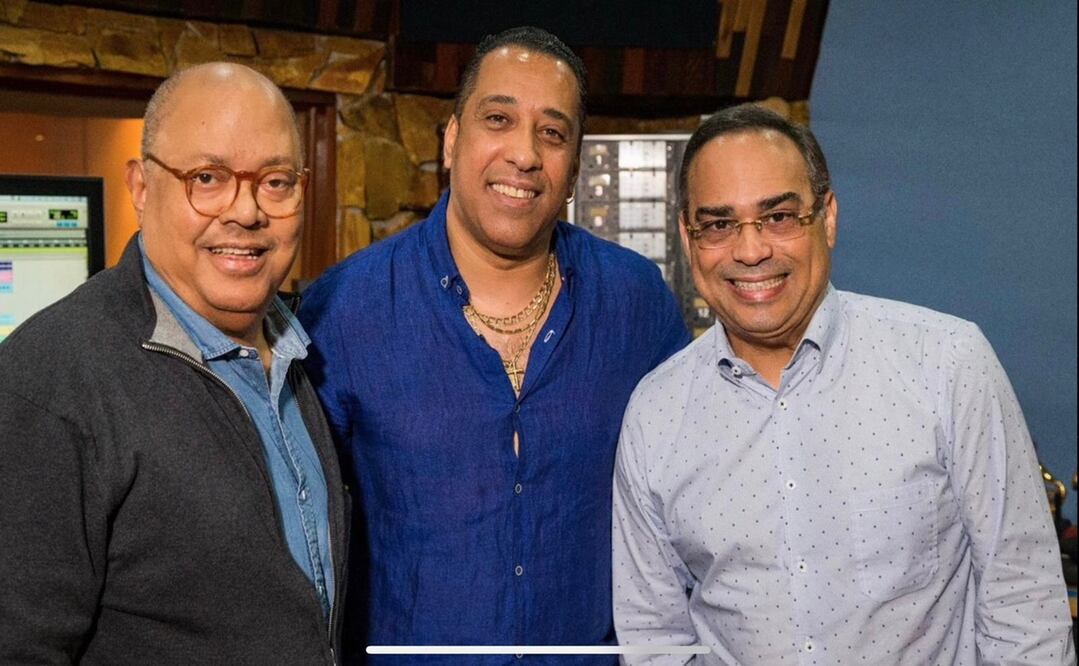 Pablo Milanes, su Director Musical Dagoberto González y Gilberto Santa Rosa grabando en Rolo's Studio en Puerto Rico     Foto: cortesía de Gilberto Santa Rosa