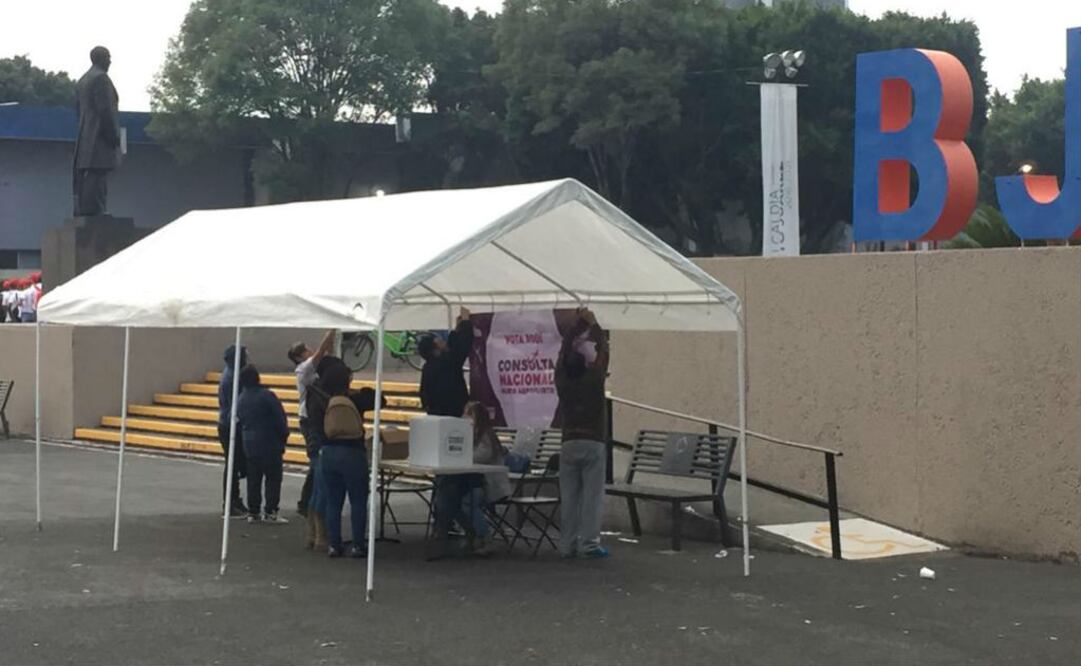 Desde algunos minutos antes, un grupo de al menos cinco vecinos se mantuvieron en las inmediaciones del cruce de la Avenida Municipio Libre y la calle de Uxmal, a las afueras de la estación Parque de los Venados del Metro. FOTO: Ricardo Moya