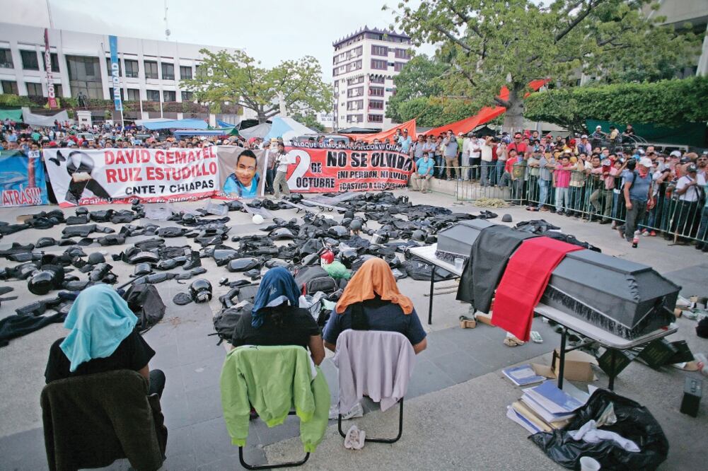 Maestros disidentes retuvieron ilegalmente a cuatro policías y exhibieron fornituras, pectorales, balas y otros pertrechos en la plaza central de Tuxtla (IVÁN STEPHENS. EL UNIVERSAL)
