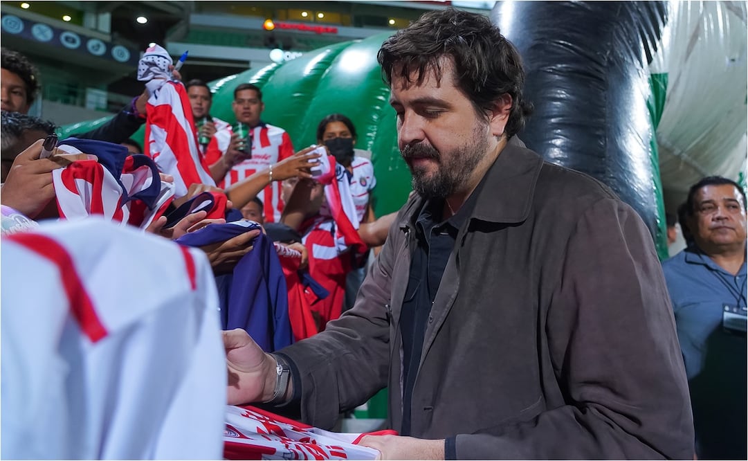 Amaury Vergara con aficionados de las Chivas. FOTO: IMAGO7