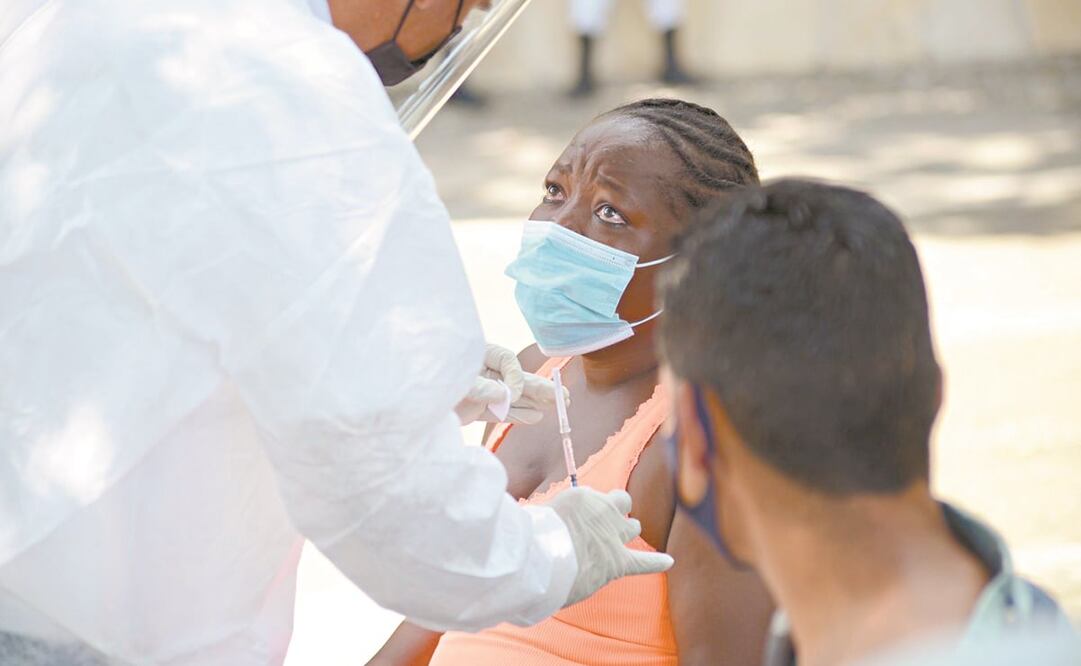 Este viernes, el IMSS puso en marcha un programa piloto de vacunación contra Covid-19 a los migrantes del plan Emergente Social y a los que se encuentran en los albergues Belén y Jesús el Buen Pastor. Foto: Jacob García. El Universal