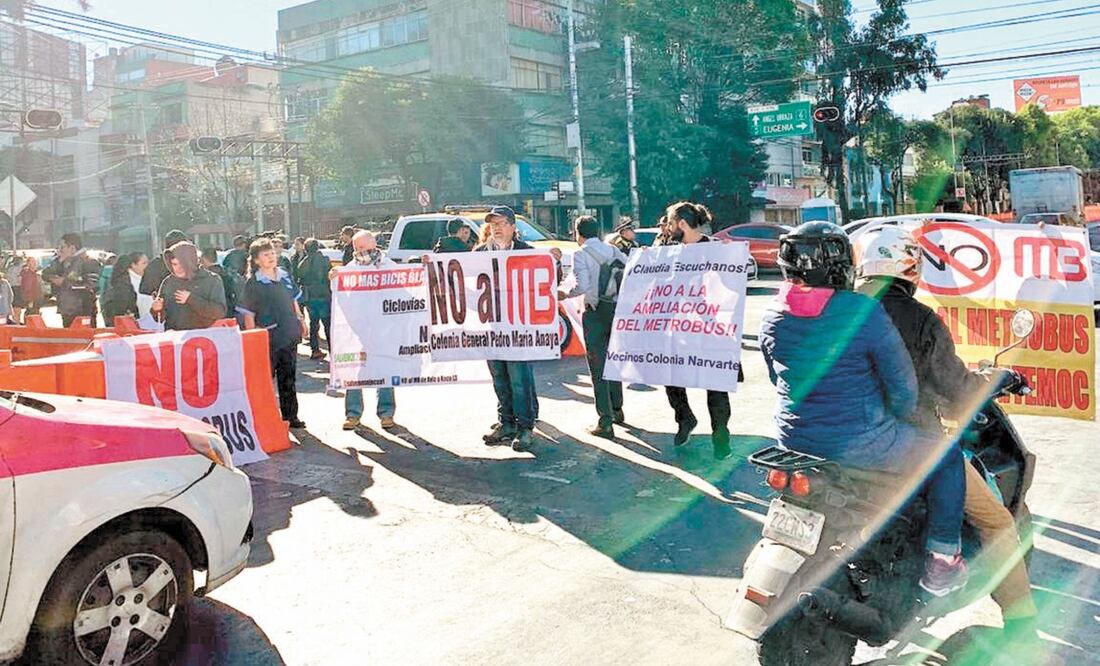 lgunos vecinos de Benito Juárez le informaron a los automovilistas los inconvenientes de la ampliación del Metrobús para que los apoyaran. Foto/AXL CHIMAL. EL UNIVERSAL