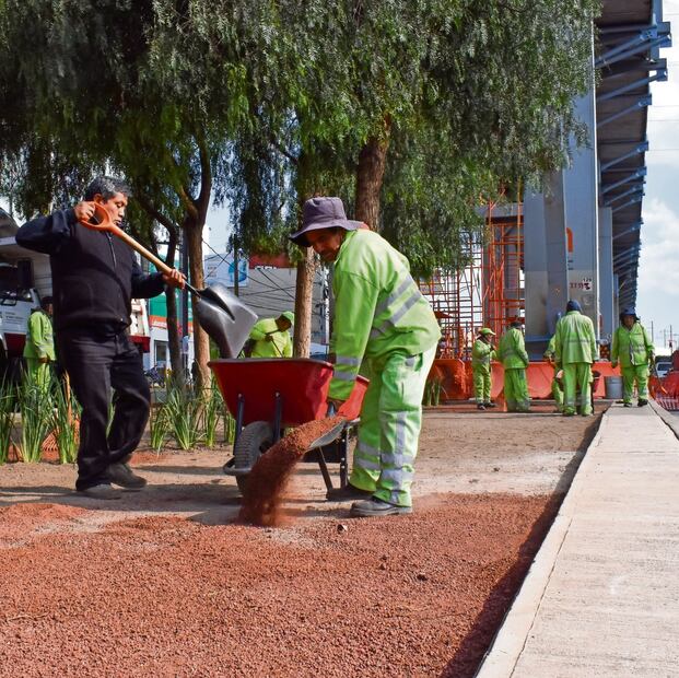 Algunos trabajadores realizan limpieza en los alrededores del tramo elevado de la L12. Foto: Abril Angulo | El Universal