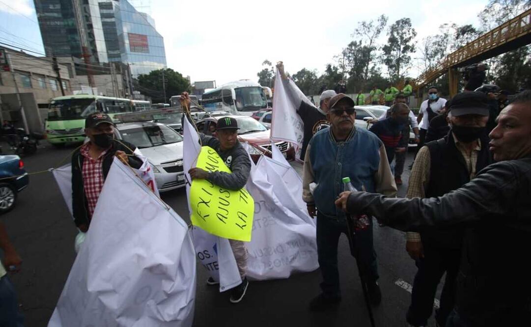 Este jueves los transportistas se adueñaron de las vialidades para bloquearlas hasta que las autoridades acepten el aumento de tarifa. Foto: Carlos Mejía / EL UNIVERSAL 