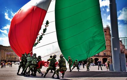 Izarán bandera a media asta en el Zócalo por 2 de octubre