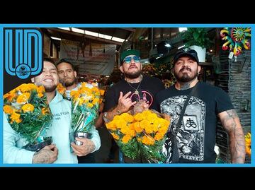 Luchadores 'Los Negociantes' montan emotiva ofrenda dedicada a sus compañeros fallecidos