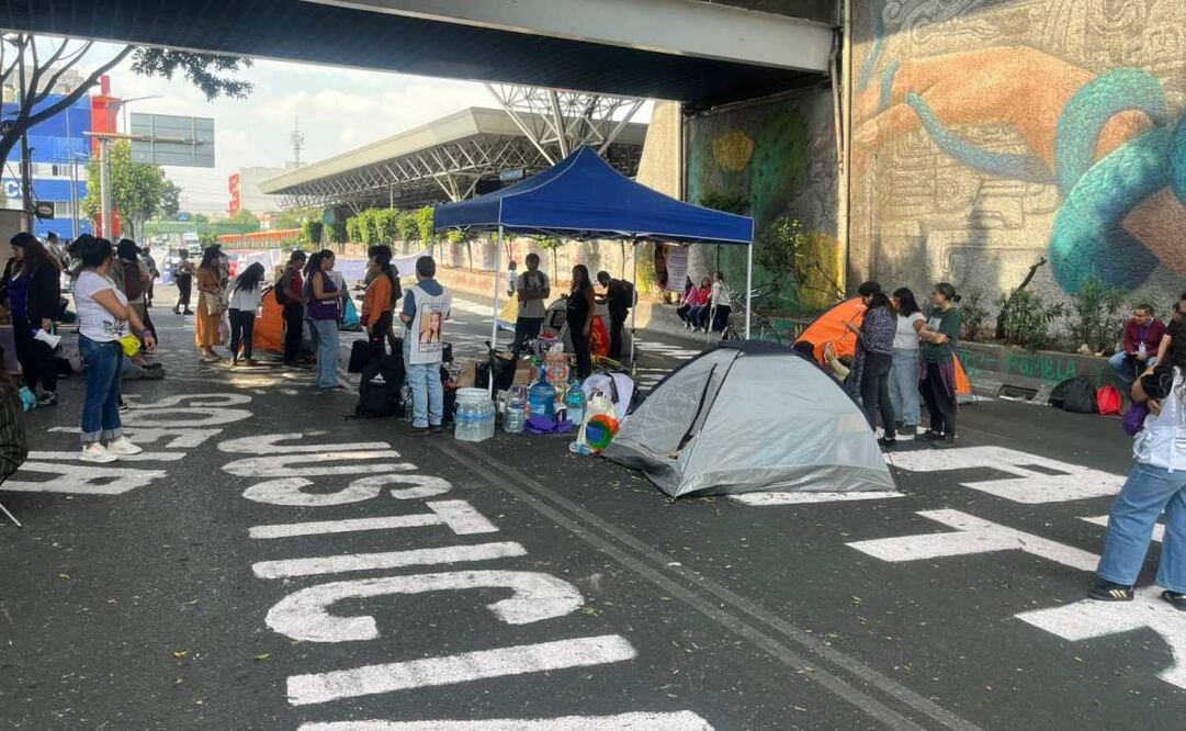 Colectivo buscador bloquea por casi 27 horas de bloqueo en Calzada de Tlalpan (20/05/2025). Foto: Especial