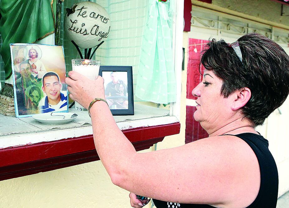 Araceli Rodríguez se enfrenta a la ausencia de su hijo desde hace seis años. Según las autoridades, éste fue secuestrado y asesinado por el crimen en Michoacán, sin embargo, aún no localizan su cuerpo (ARIEL OJEDA / EL UNIVERSAL)