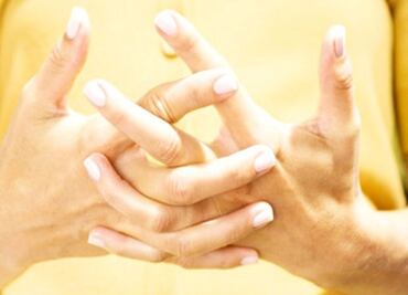 Tronarte los dedos pude ocasionarte deformaciones