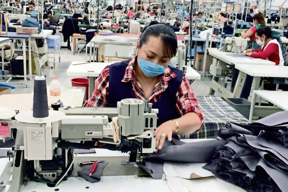La compañía destaca por su línea retardante al fuego, que son uniformes de una pieza, o camisa y pantalón dirigidos a empresas petroleras, electricistas y de bomberos en EU y Canadá (DINORATH MOTA)