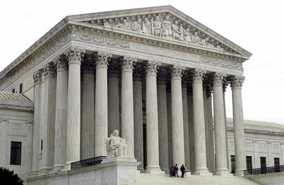 Dieciséis estados respaldan en el Supremo veto migratorio de Trump