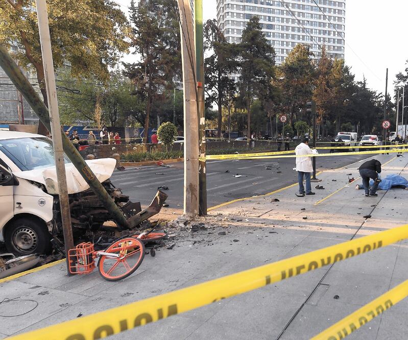 De acuerdo con autoridades, el percance vial ocurrió aproximadamente a las 4:00 horas, y ambos conductores iban a exceso de velocidad. Foto: ARMANDO MARTÍNEZ. EL UNIVERSAL