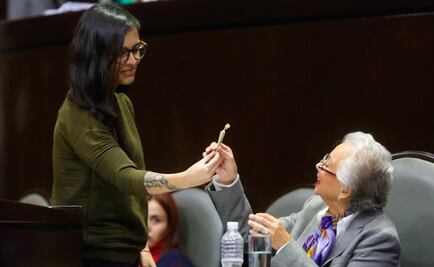 Diputada regala “churro” de marihuana a Sánchez Cordero
