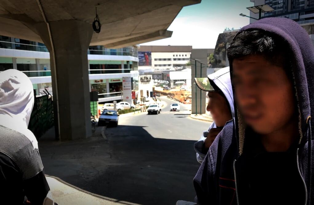 María una mujer que cubre su rostro con una tela para no aspirar el polvo que debe barrer, señaló con tristeza “me gustaría tener seguro social, pues, ya no sabes cuando se va a caer un muro sobre ti”. Foto: Rebeca Jiménez