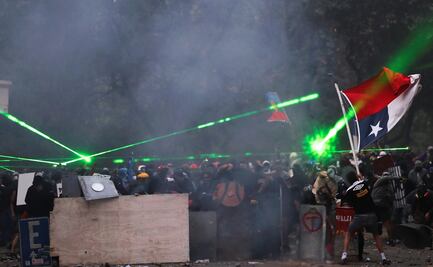 Rayos láser acaparan protestas contra Piñera en Chile
