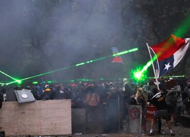 Rayos láser acaparan protestas contra Piñera en Chile