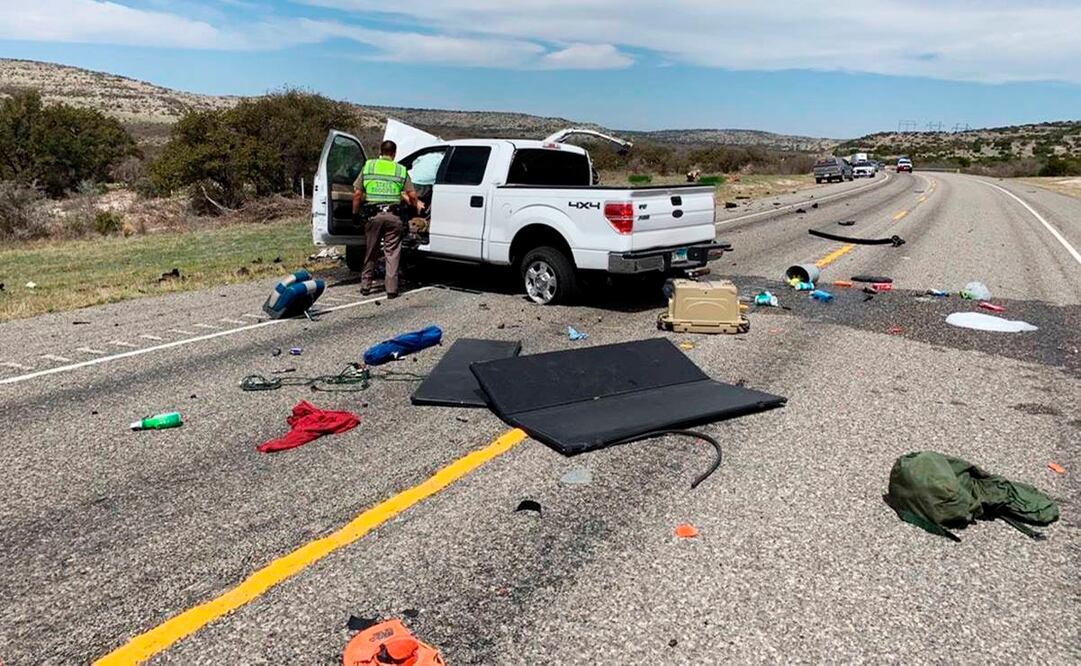 El conductor de la Ford F-150 y un niño que viajaba con él fueron hospitalizados. Foto: AP