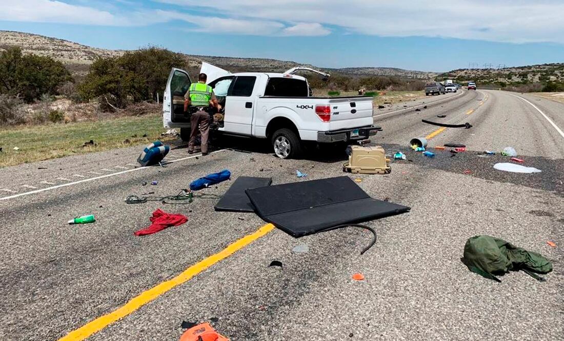 El conductor de la Ford F-150 y un niño que viajaba con él fueron hospitalizados. Foto: AP