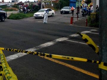 Mujer muere por bala perdida durante persecución en Mazatlán, Sinaloa; asaltan y asesinan a comerciante de mariscos