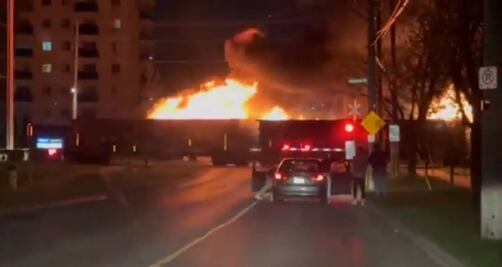VIDEO: ¡Fuego sobre rieles! Tren en llamas circula por una ciudad de Canadá