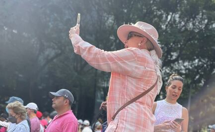 “¡Viva México ca..!”: Laura Zapata participa “de corazón” en marcha del INE… y manda mensaje a AMLO