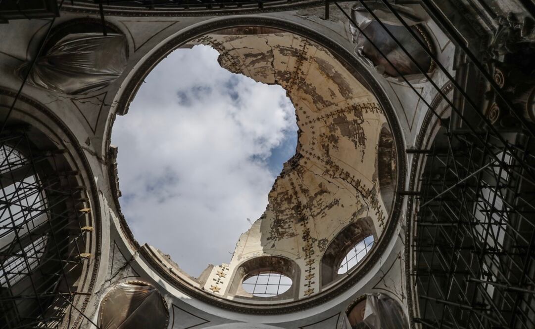 Ayer, vecinos y devotos acudieron desde la mañana al inmueble para rezar y rendirle homenaje a la figura protectora de su colonia. El templo ubicado en Lerdo 178 estuvo cerrado. Concheros danzaron y cantaron en la capilla provisional. (JUAN CARLOS REYES)