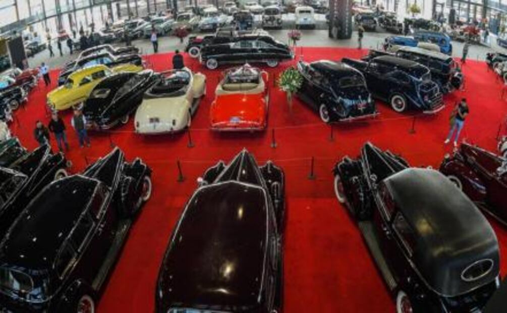 Vehículos clásicos exhiben su belleza en la UNAM