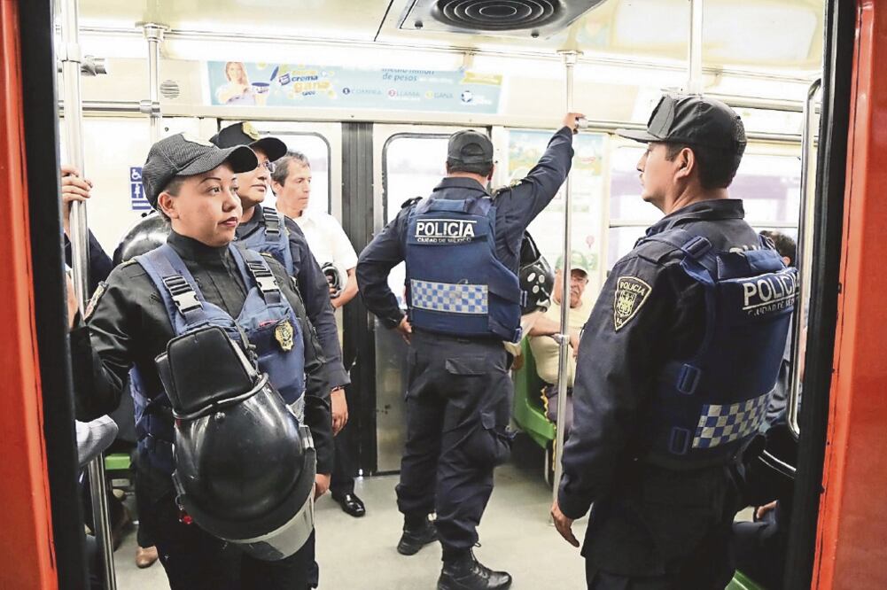 Los agentes de la SSP abordaron los vagones del STC Metro a fin de detectar personas que se dedican a robar pertenencias de los pasajeros y asegurar a los ambulantes. (CORTESÍA SSP)