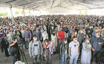 Con cubrebocas, arman boda colectiva en Neza