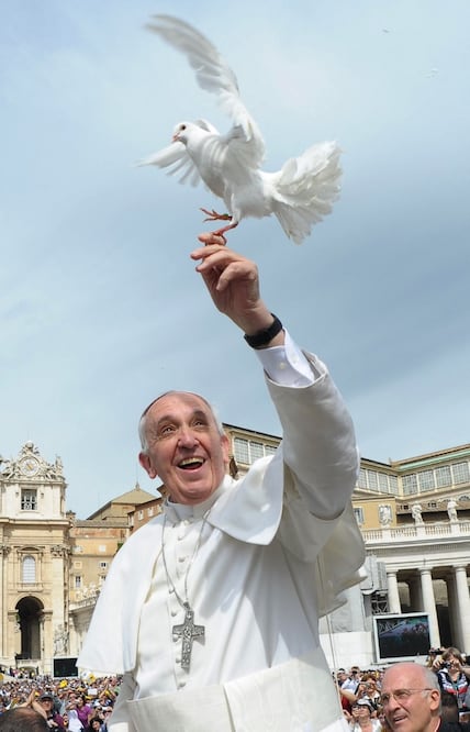 El papa Francisco pone a volar a una paloma frente a peregrinos, en mayo de 2013. FOTO: AFP