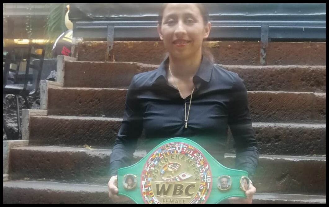 Yesenia Gómez, la campeona mundial de peso ligero, muestra su cinturón (Alain Arenas).