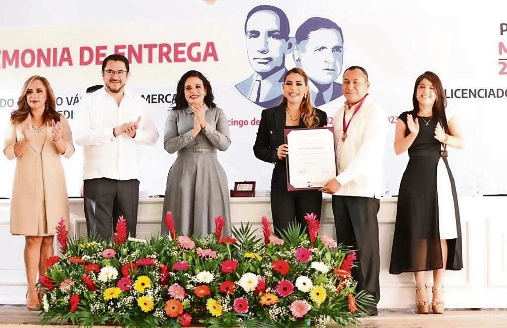 La gobernadora Evelyn Salgado Pineda entregó premios, medallas y diplomas durante la ceremonia del Día del Abogado.