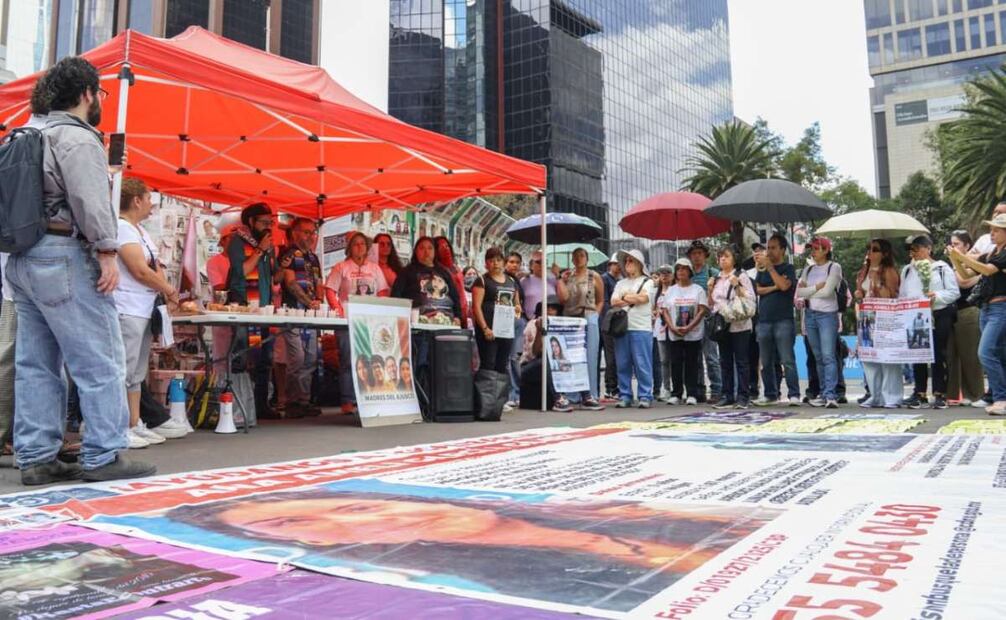 A un año de la desaparición de Ana Amelí en el Ajusco, marchan al Ángel de la Independencia; colocan memorial.
Foto: Karla Guerrero| El Universal