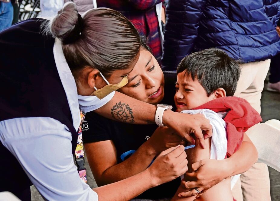 IMSS-Bienestar quita fondos al  programa de vacunación