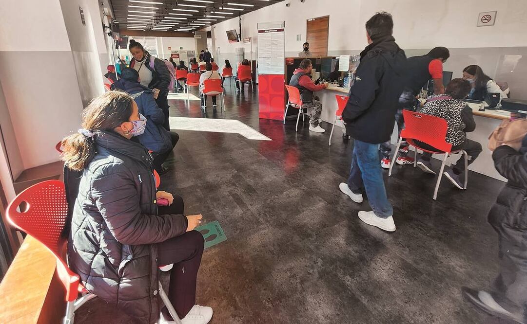Clientes de casas de empeño ubicadas en el Centro de la Ciudad esperaban su turno para saber la oferta que les harían por sus pertenencias.