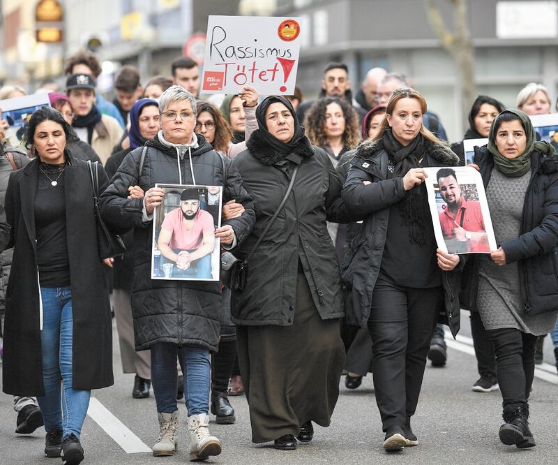 Amigos y familiares de las víctimas del tiroteo en Hanau, Alemania, se manifestaron ayer contra el racismo. Foto: MARTIN MEISSNER. AP