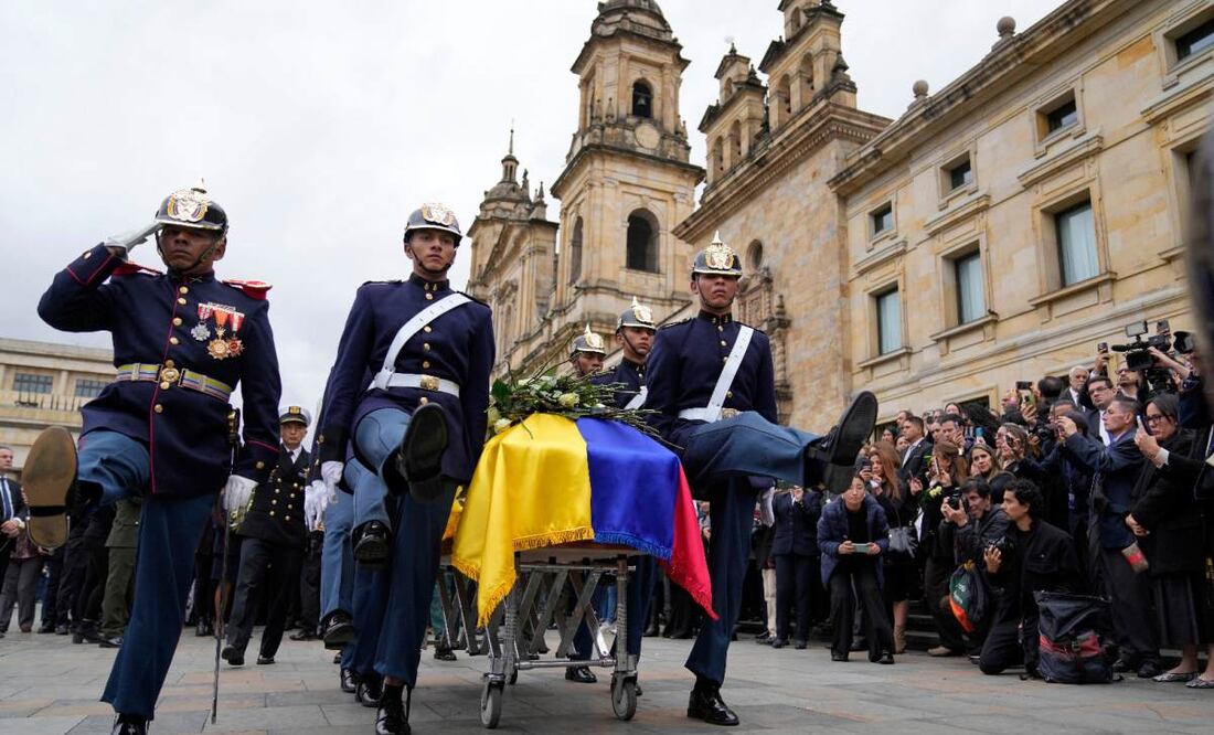 Soldados transportan el féretro del aspirante a la presidencia y senador opositor Miguel Uribe, quien falleció a causa de las heridas sufridas al recibir un disparo durante un mitin político, tras el funeral celebrado en la catedral de Bogotá. (13/08/25) Foto: AP