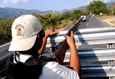 Chocan policías comunitarias en Guerrero; muere uno